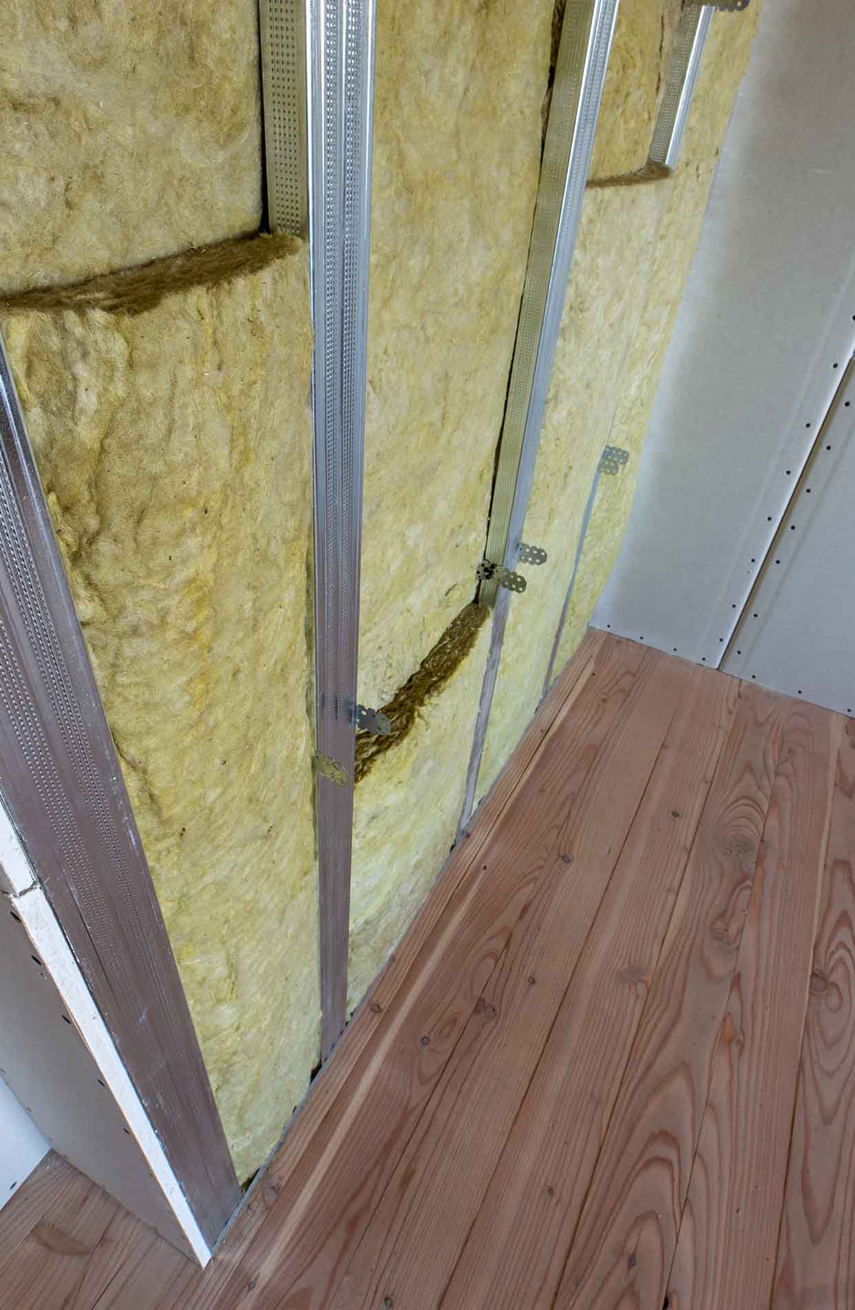 trasdosado de pladur con aislamiento autoportante