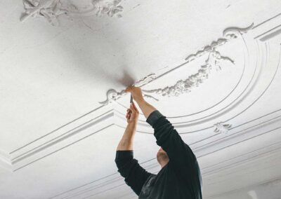 molduras-techo-decorativo-escayola-trabajador